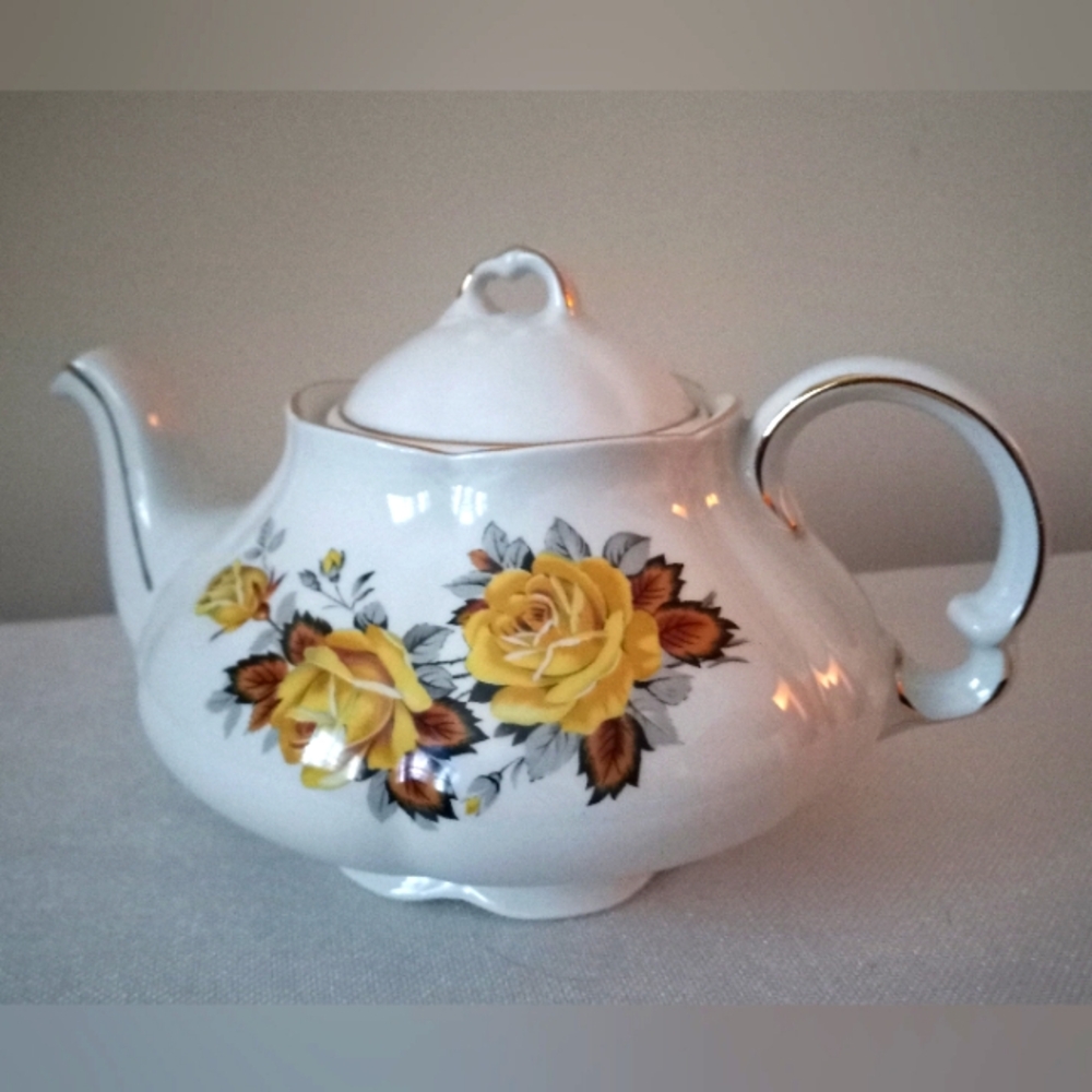 Vtg Ironstone Yellow Rose Lidded 4 cup Tea Pot Ellgreave Wood & Sons England